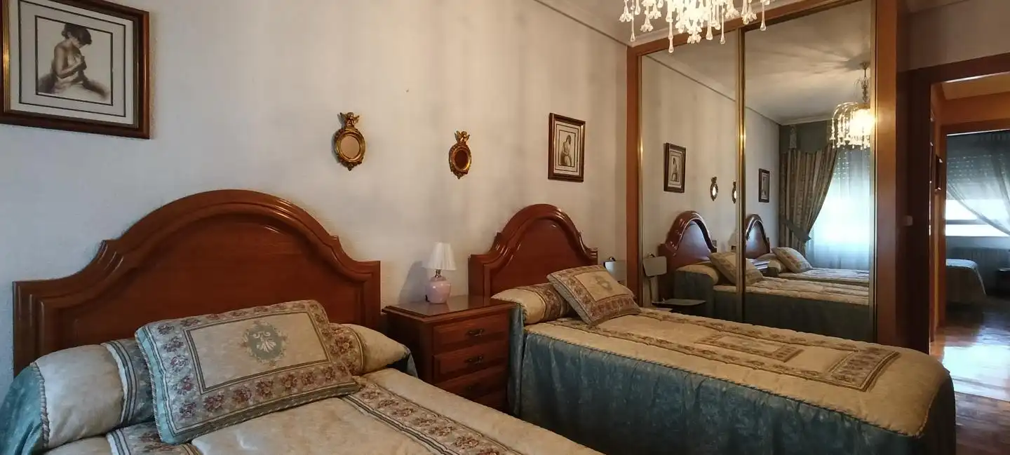 Habitación de Apartamento en venta en León Capital  con Calefacción, Parquet y Terraza