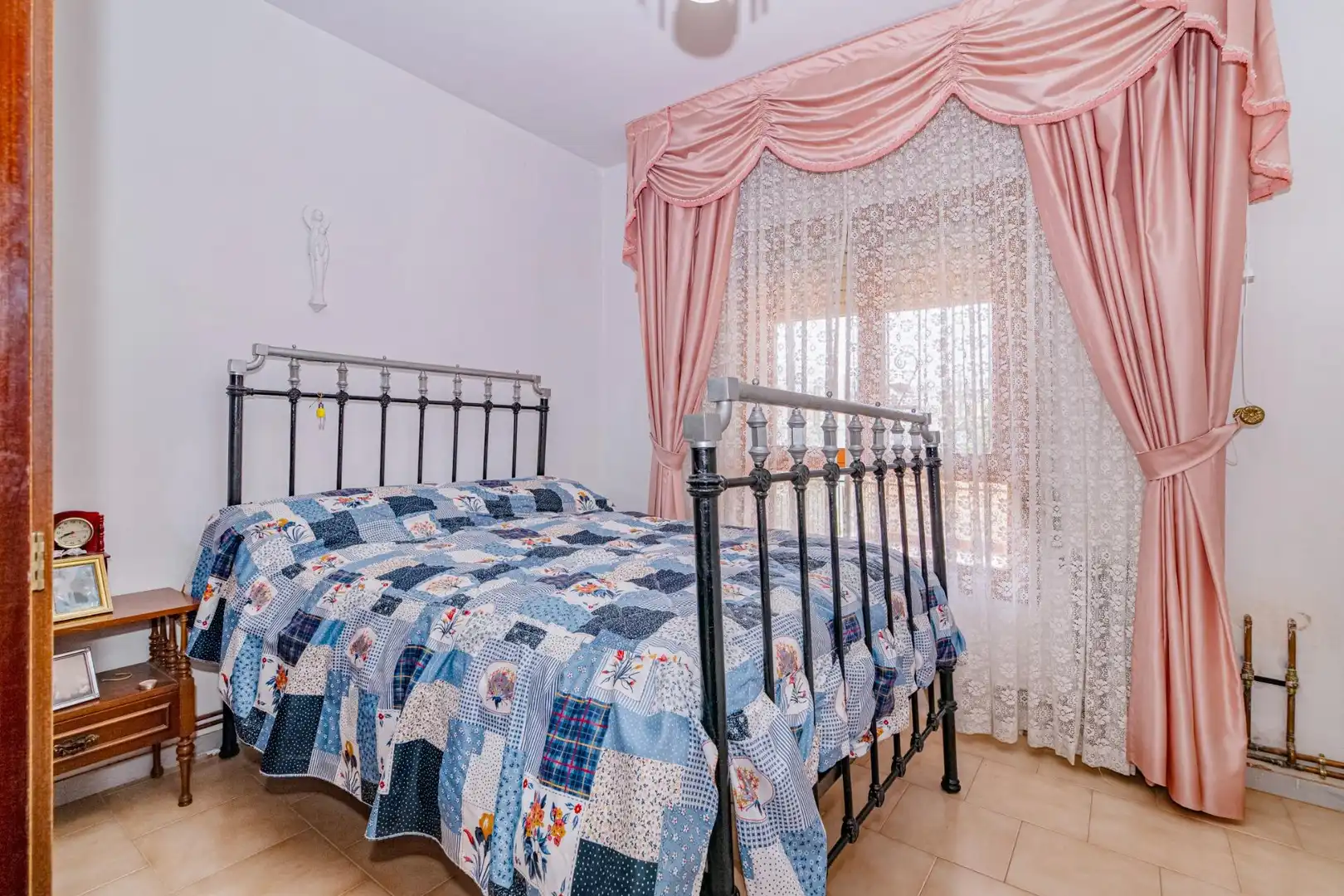 Dormitori de Casa o xalet en venda en Baza amb Aire condicionat, Calefacció i Jardí privat