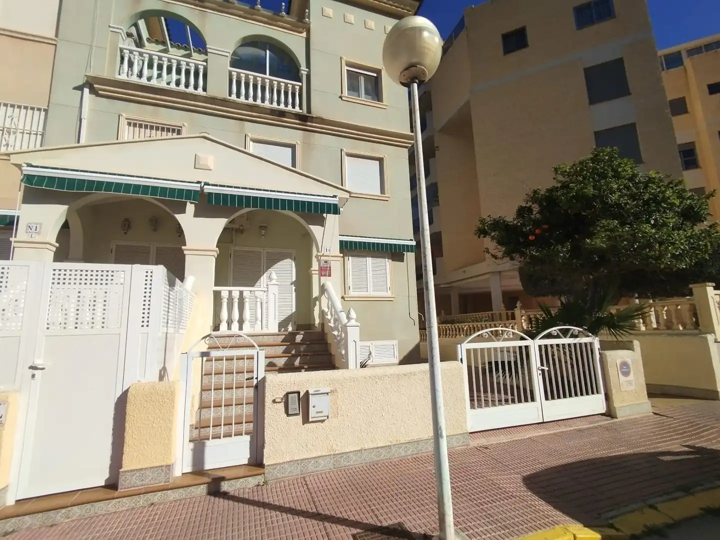 Vista exterior de Casa adosada en venta en Guardamar del Segura con Aire acondicionado, Calefacción y Amueblado