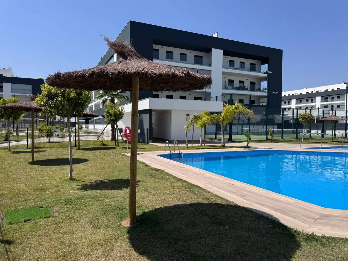 Außenansicht von Wohnung zur Miete in La Rinconada mit Klimaanlage, Heizung und Terrasse