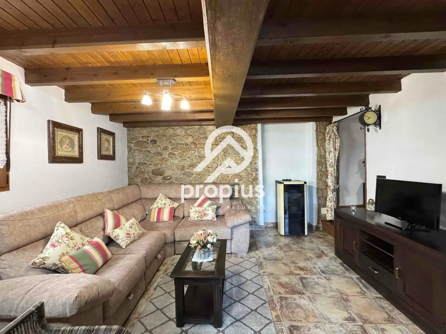 Sala de estar de Casa o chalet en venta en Parres con Calefacción, Jardín privado y Parquet