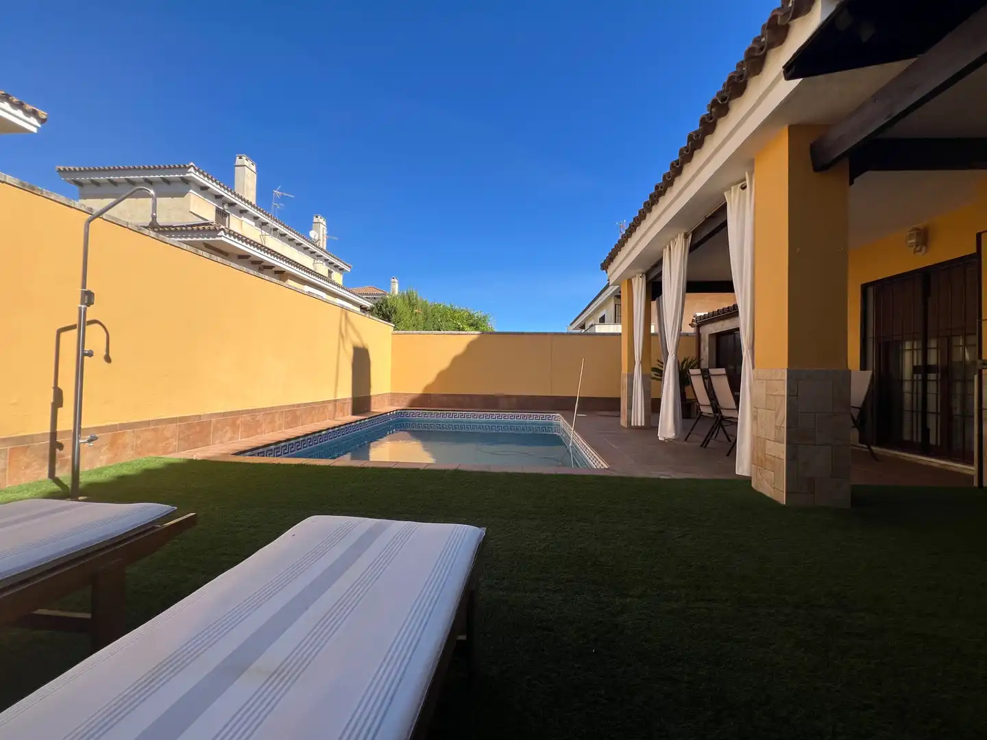 Piscina de Casa adosada en venda en Espartinas amb Aire condicionat, Calefacció i Jardí privat