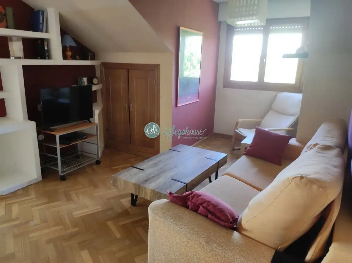 Sala de estar de Ático en venta en Segovia con Calefacción, Parquet y Amueblado