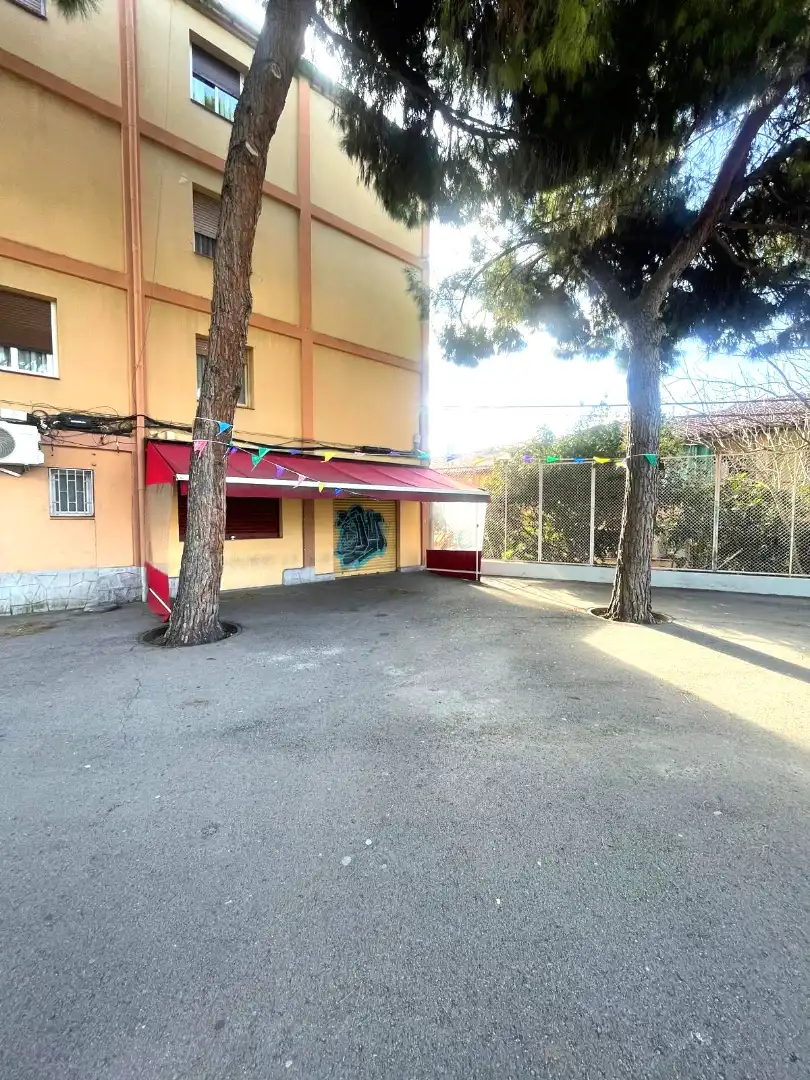 Local comercial en venda a Carrer de la Muga, imagen 2