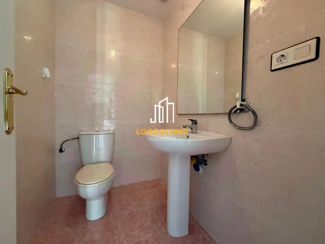 Baño de Piso en venta en Villamediana de Iregua con Calefacción y Amueblado