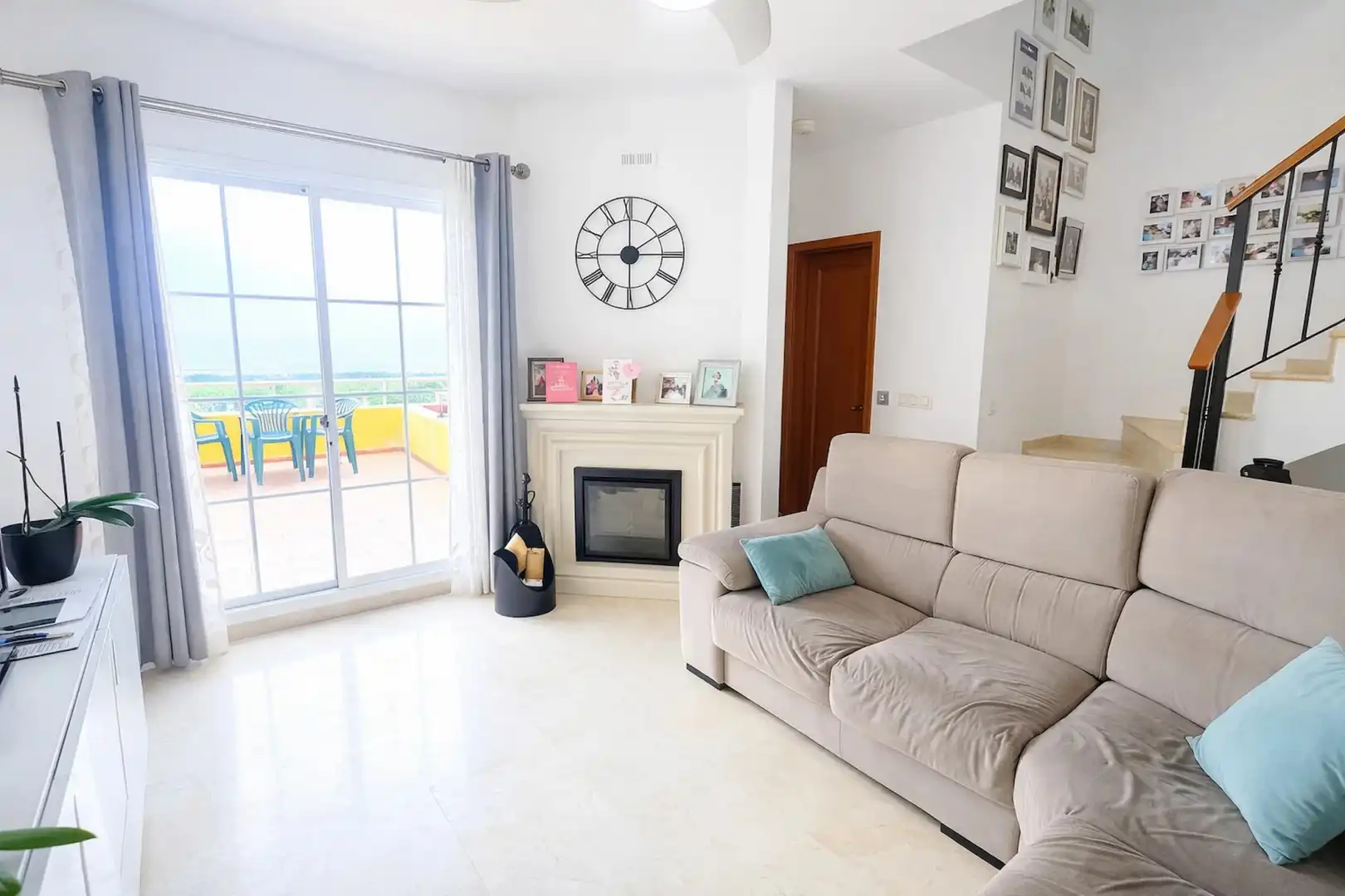 Wohnzimmer von Einfamilien-Reihenhaus zum Verkauf in Manilva mit Klimaanlage, Terrasse und Schwimmbad
