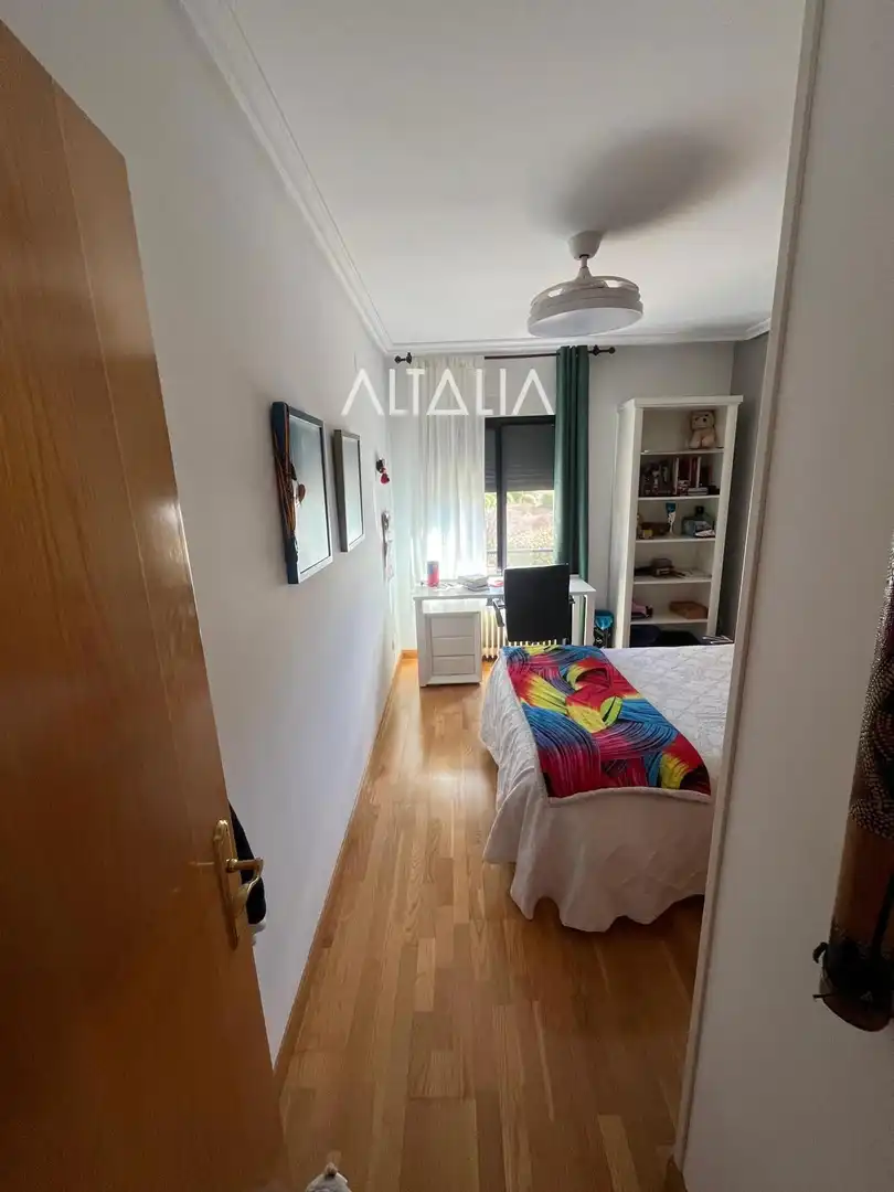 Habitación de Casa adosada en venta en Cuenca con Calefacción, Piscina y Piscina comunitaria
