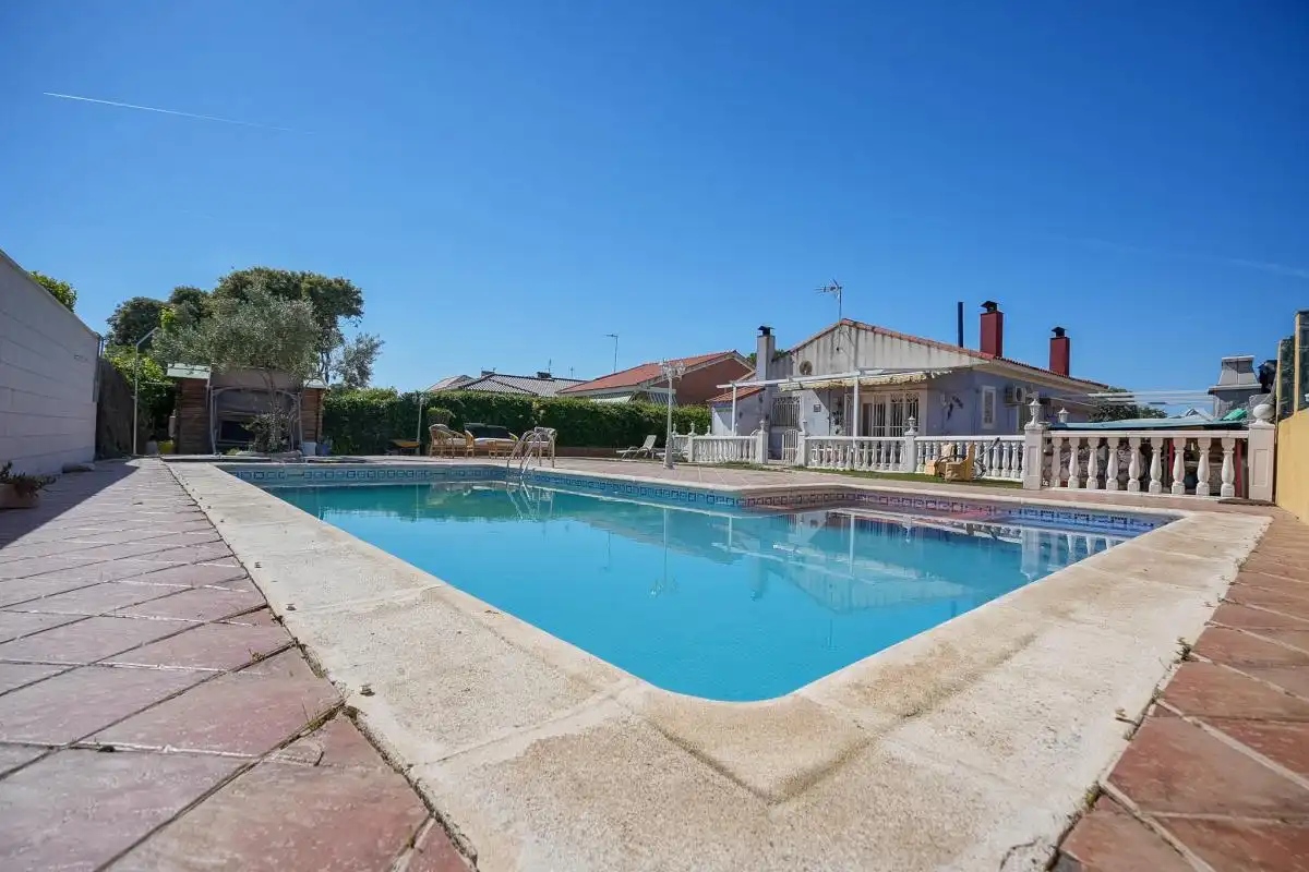 Schwimmbecken von Einfamilien-Reihenhaus zum Verkauf in Pioz mit Klimaanlage, Heizung und Privatgarten