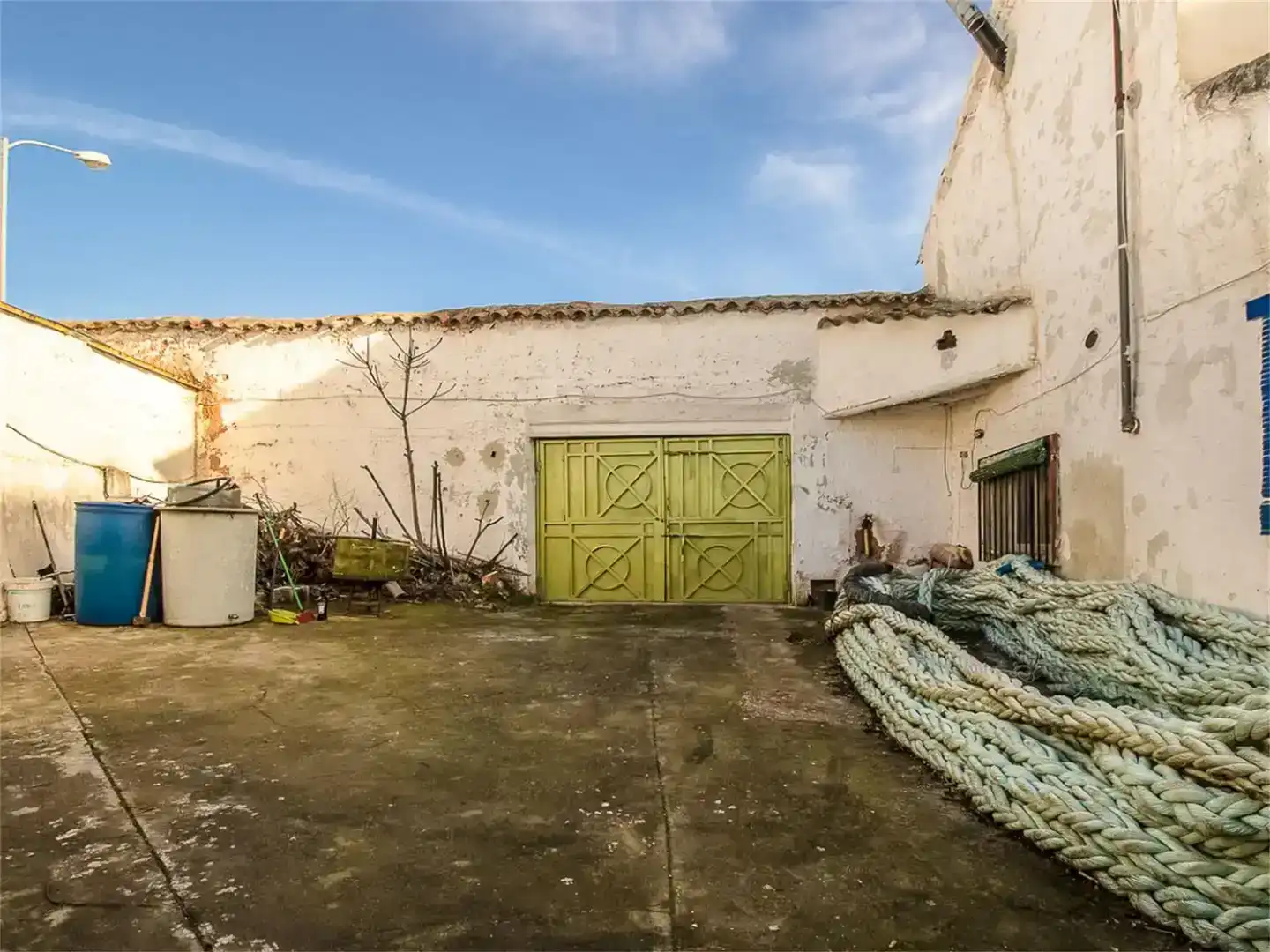 Vista exterior de Casa adosada en venda en Alcubillas amb Jardí privat, Traster i Balcó