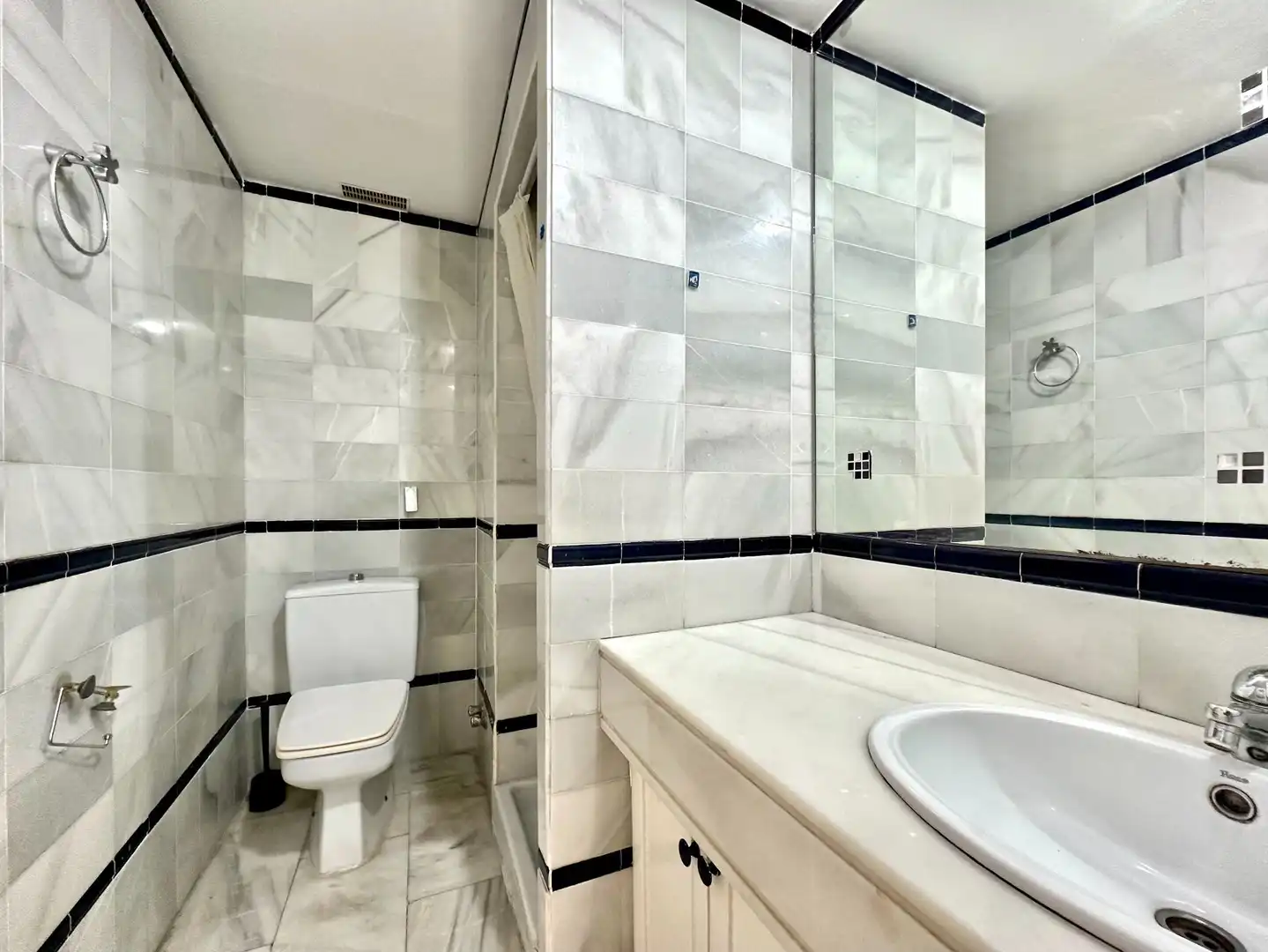 Badezimmer von Wohnungen zum Verkauf in Almuñécar mit Terrasse und Möbliert