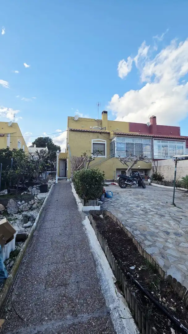 Vista exterior de Casa adosada en venta en La Nucia con Aire acondicionado, Calefacción y Jardín privado