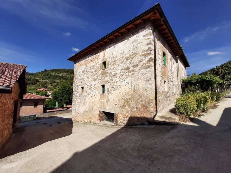 Vista exterior de Finca rústica en venda en Zambrana amb Traster
