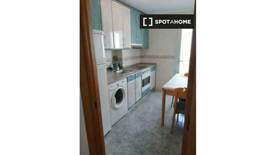 Kitchen of Flat for share in Zaragoza  with Air Conditioner, Heating and Furnished