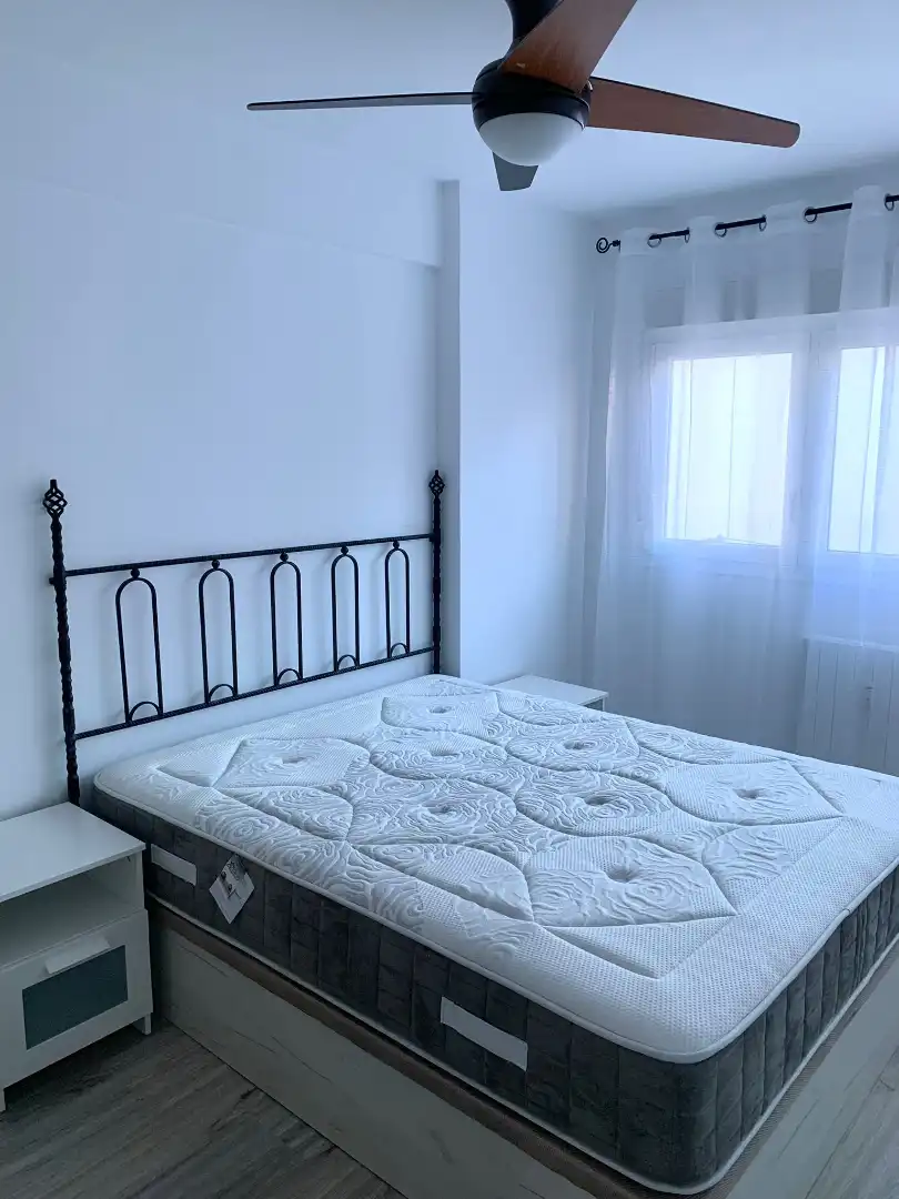Habitación de Apartamento de alquiler en Zaragoza con Calefacción, Parquet y Amueblado