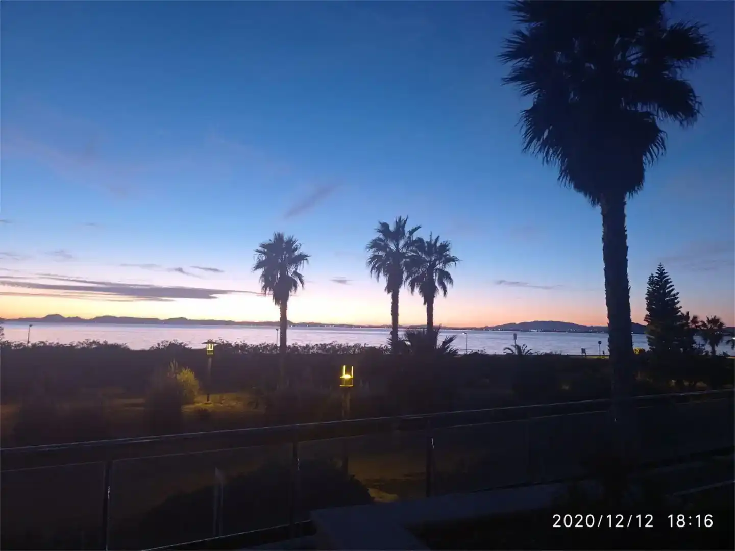 Vista exterior de Pis de lloguer en La Manga del Mar Menor amb Aire condicionat, Jardí privat i Piscina