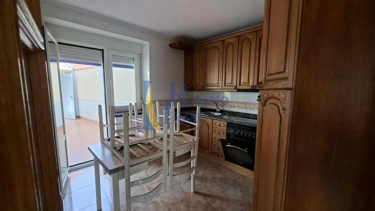 Cuina de Casa o xalet en venda en Toral de los Guzmanes amb Calefacció i Jardí privat