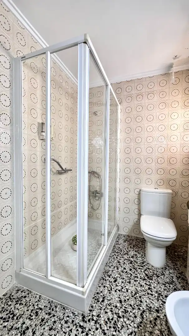 Bathroom of Apartments for sale in Valencia  with Furnished, Oven and Washing machine