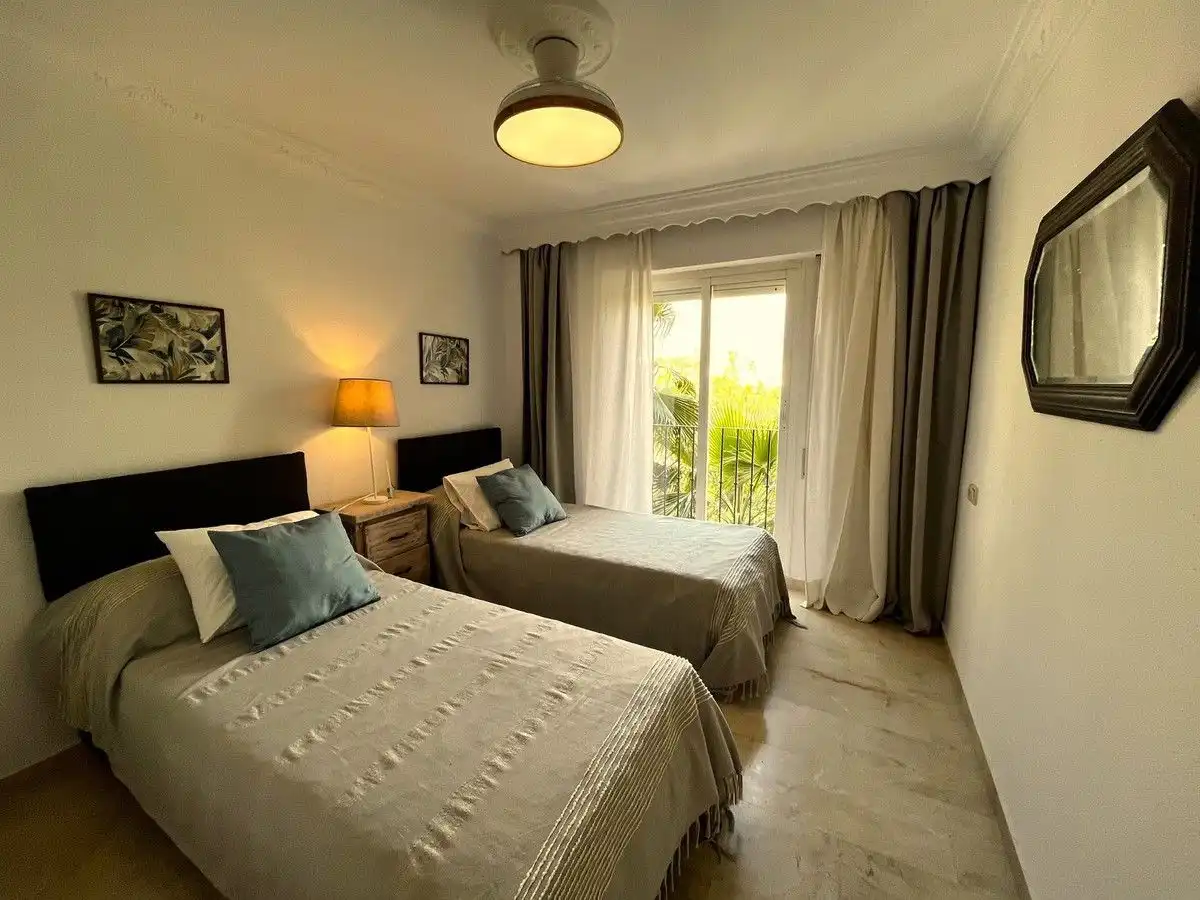 Habitación de Apartamento de alquiler en Estepona con Terraza, Amueblado y Piscina comunitaria