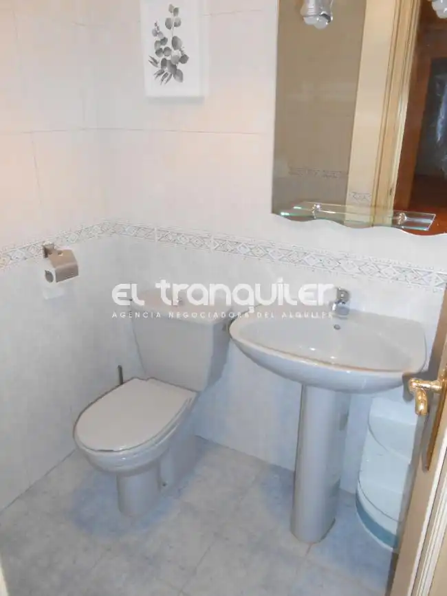 Bathroom of Flat for rent in Alcalá de Henares  with Air Conditioner, Parquet flooring and Swimming Pool