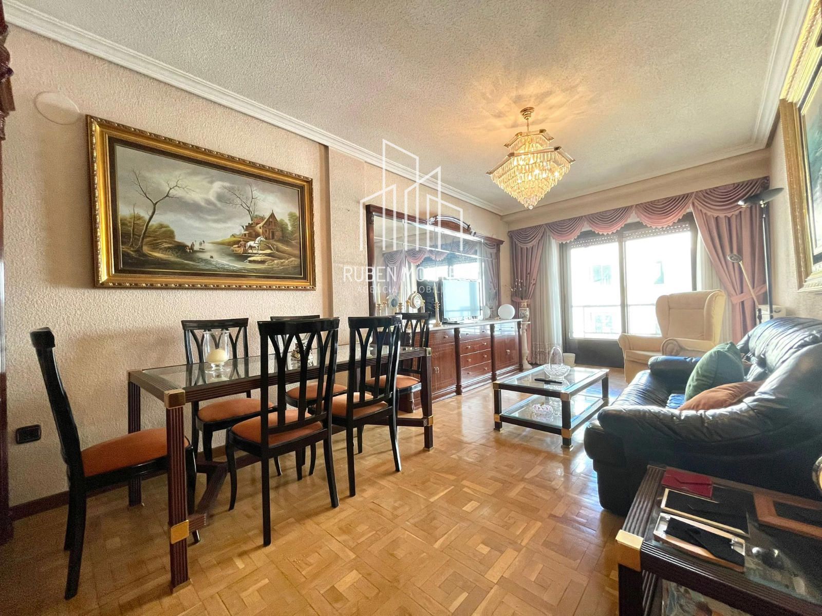 Sala d'estar de Pis en venda en Salamanca Capital amb Calefacció, Parquet i Terrassa