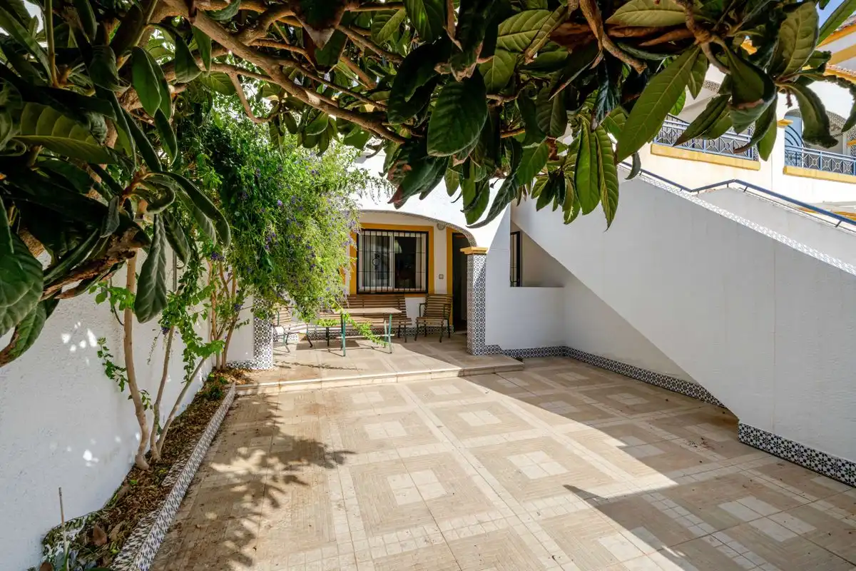 Terrasse von Erdgeschoss zum Verkauf in Santa Pola mit Heizung, Privatgarten und Terrasse