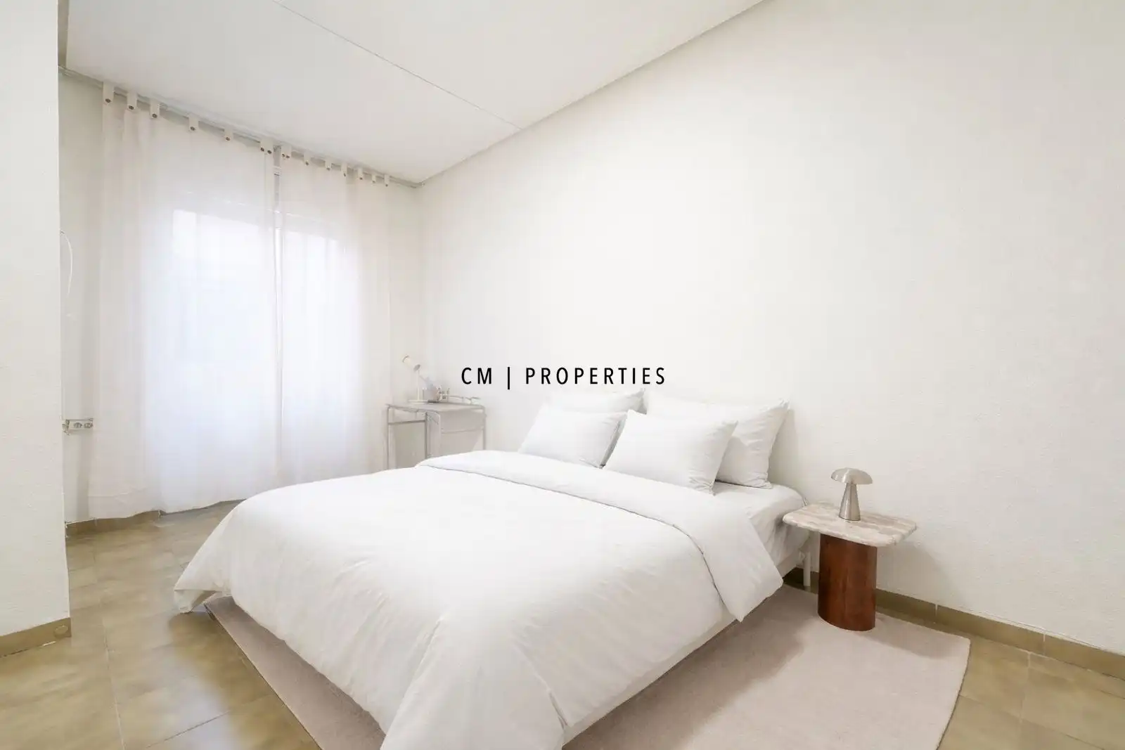 Dormitori de Pis de lloguer en  Valencia Capital amb Parquet, Terrassa i Moblat