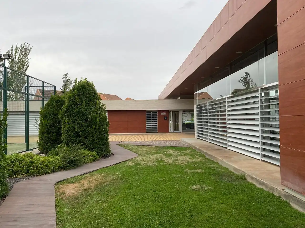 Vista exterior de Casa o xalet de lloguer en Villanueva de Gállego amb Aire condicionat, Calefacció i Jardí privat