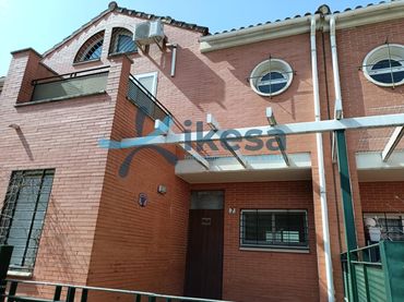 Adossat amb jardí en venda a Coria del Río