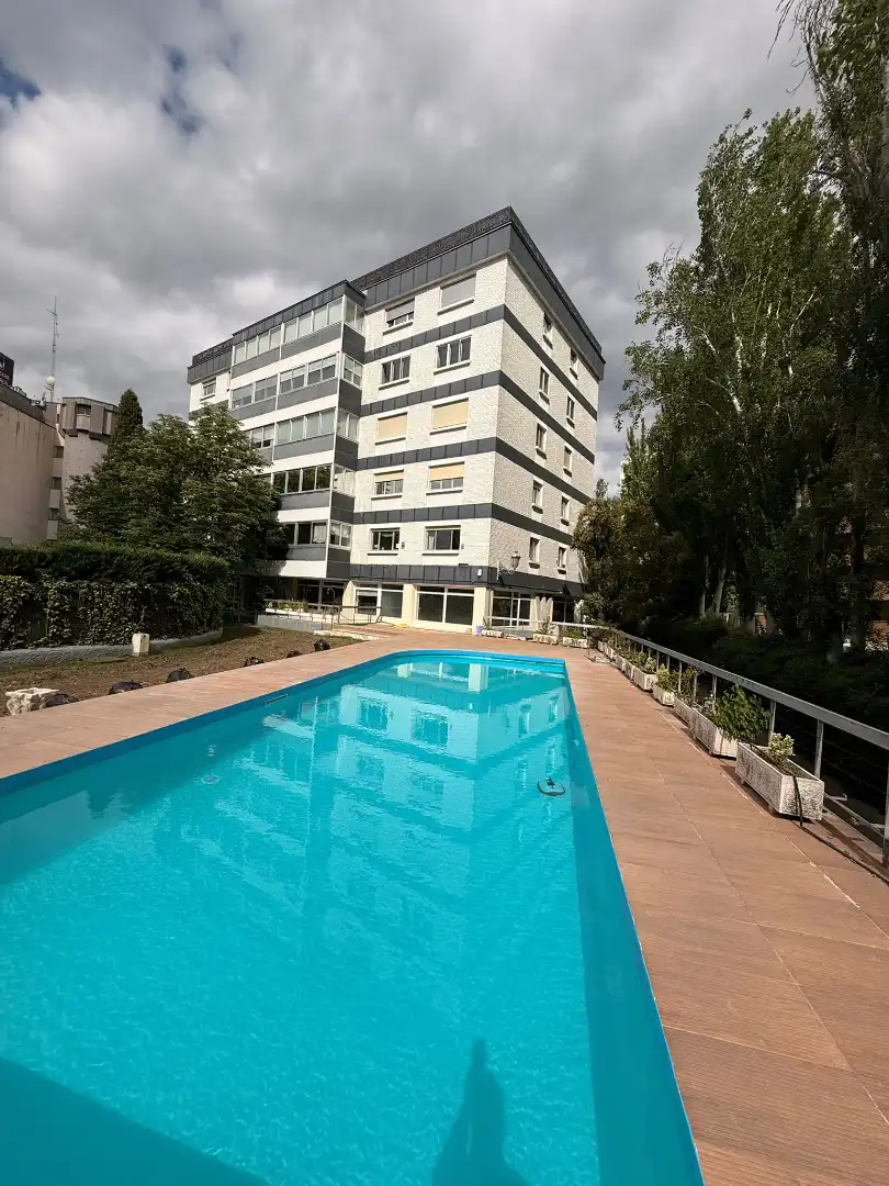 Piscina de Piso de alquiler en  Madrid Capital con Aire acondicionado, Calefacción y Piscina comunitaria