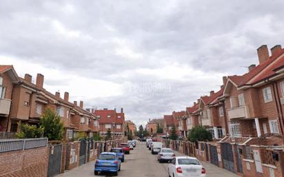 Exterior view of Single-family semi-detached for sale in Fuenlabrada  with Air Conditioner, Heating and Private garden