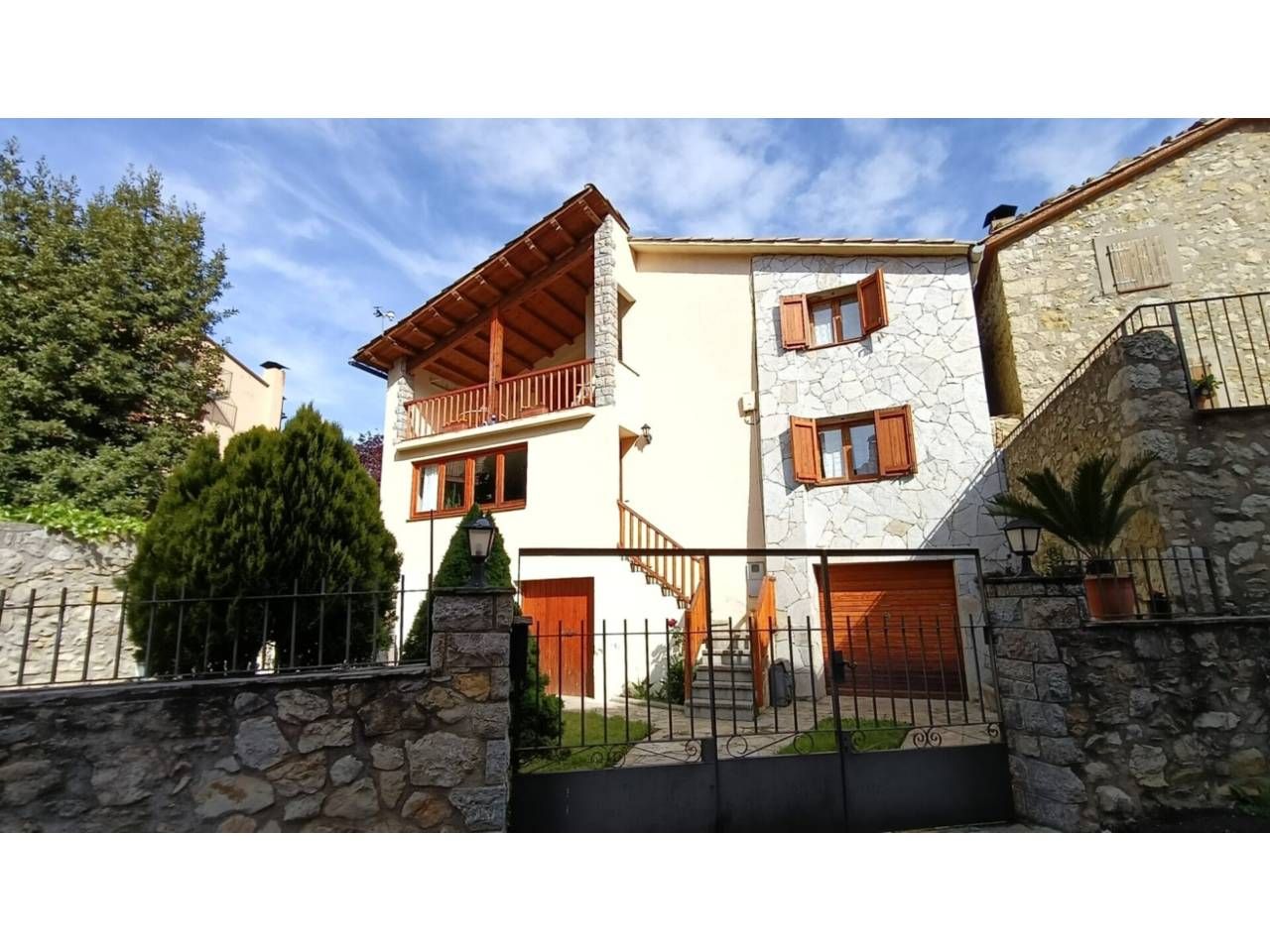 Vista exterior de Casa o xalet en venda en Sant Julià de Cerdanyola amb Calefacció, Jardí privat i Terrassa