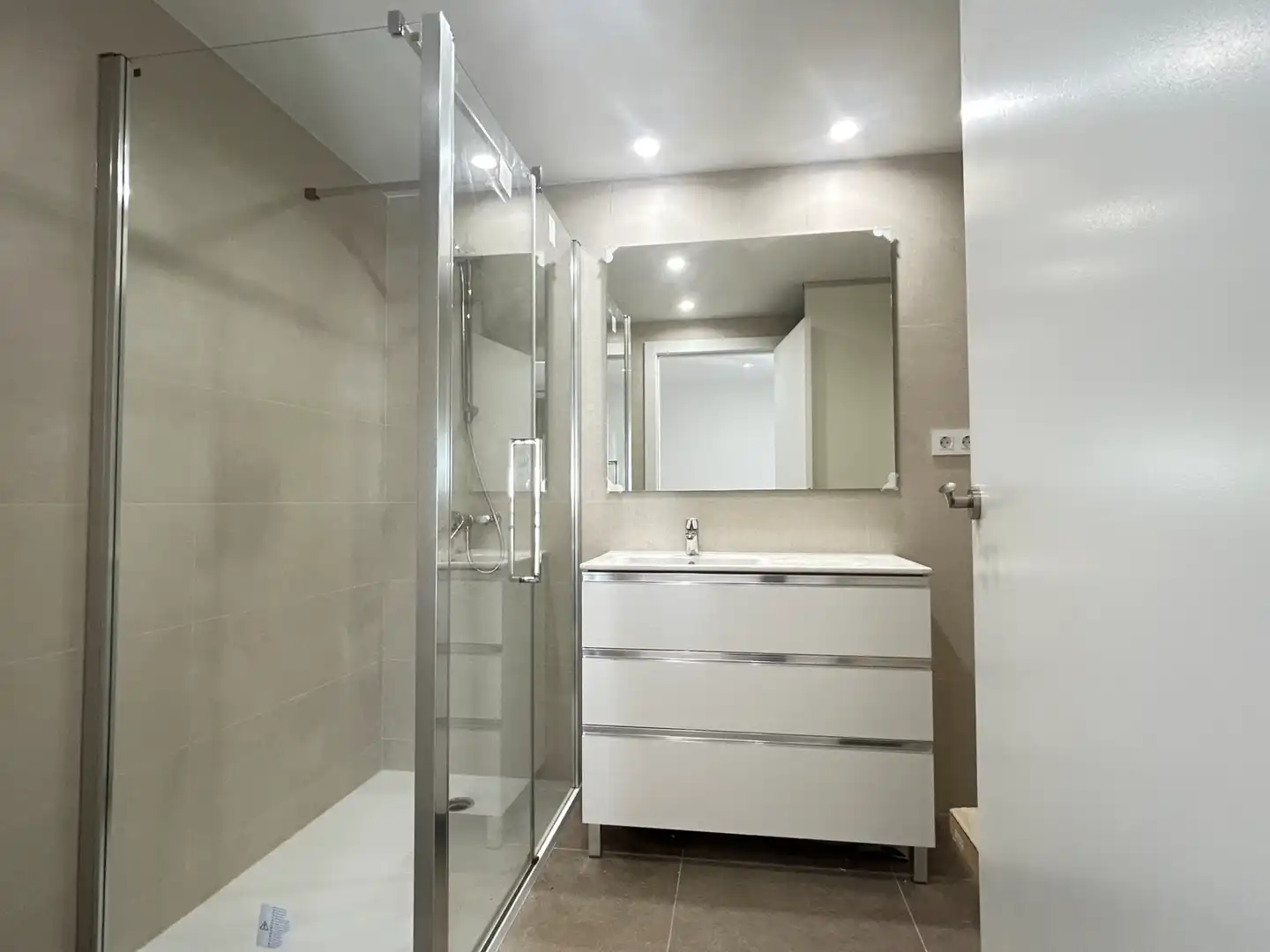 Baño de Piso de alquiler en Mataró con Aire acondicionado, Calefacción y Horno