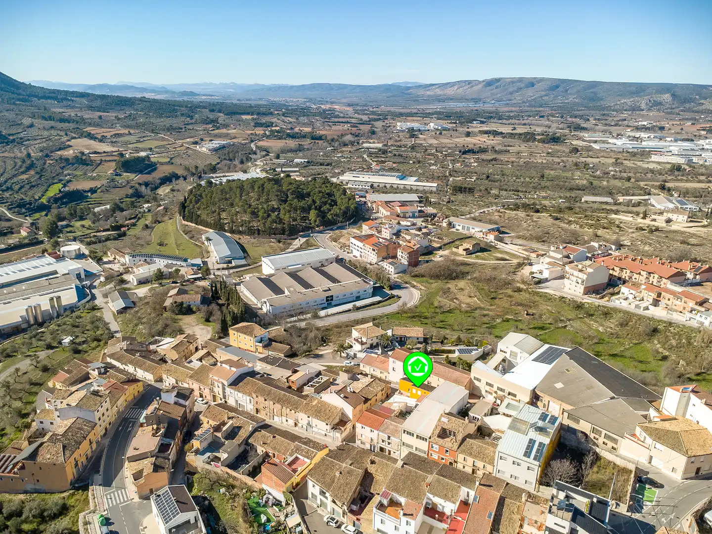 Vista exterior de Casa adosada en venda en Banyeres de Mariola amb Aire condicionat, Traster i Piscina