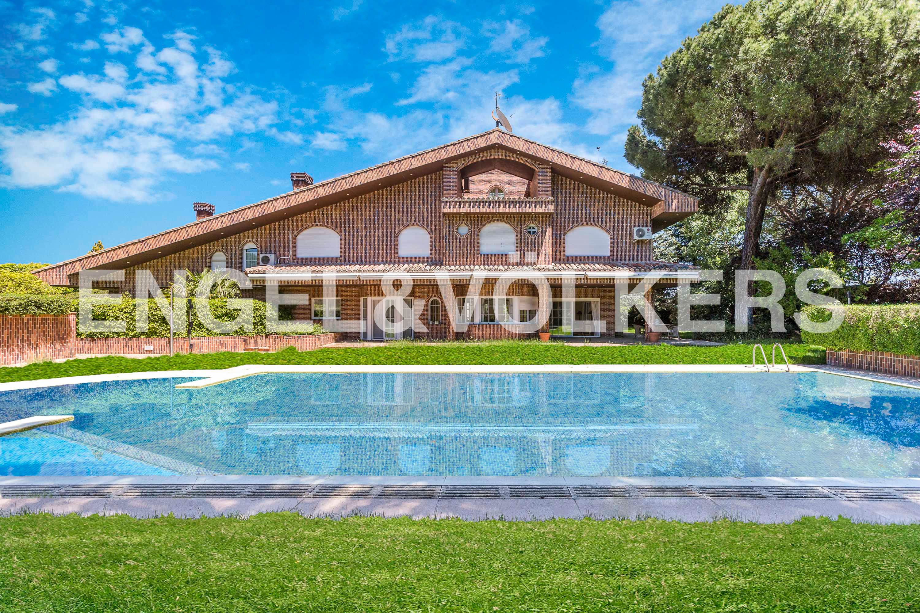 Vista exterior de Casa o xalet de lloguer en Pozuelo de Alarcón amb Aire condicionat, Calefacció i Jardí privat