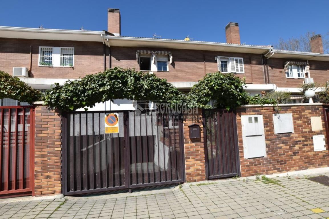 Exterior view of Single-family semi-detached for sale in Getafe  with Air Conditioner, Heating and Parquet flooring