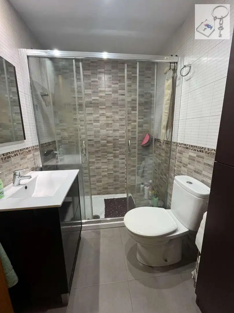 Bany de Apartament en venda en Torrevieja amb Aire condicionat, Terrassa i Moblat