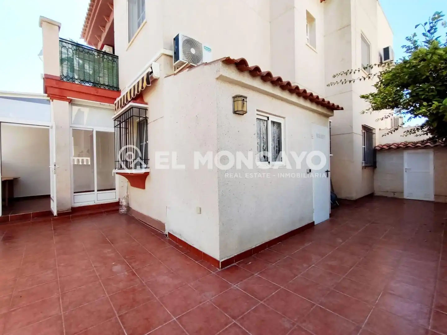 Vista exterior de Casa o xalet en venda en Orihuela amb Aire condicionat, Calefacció i Jardí privat