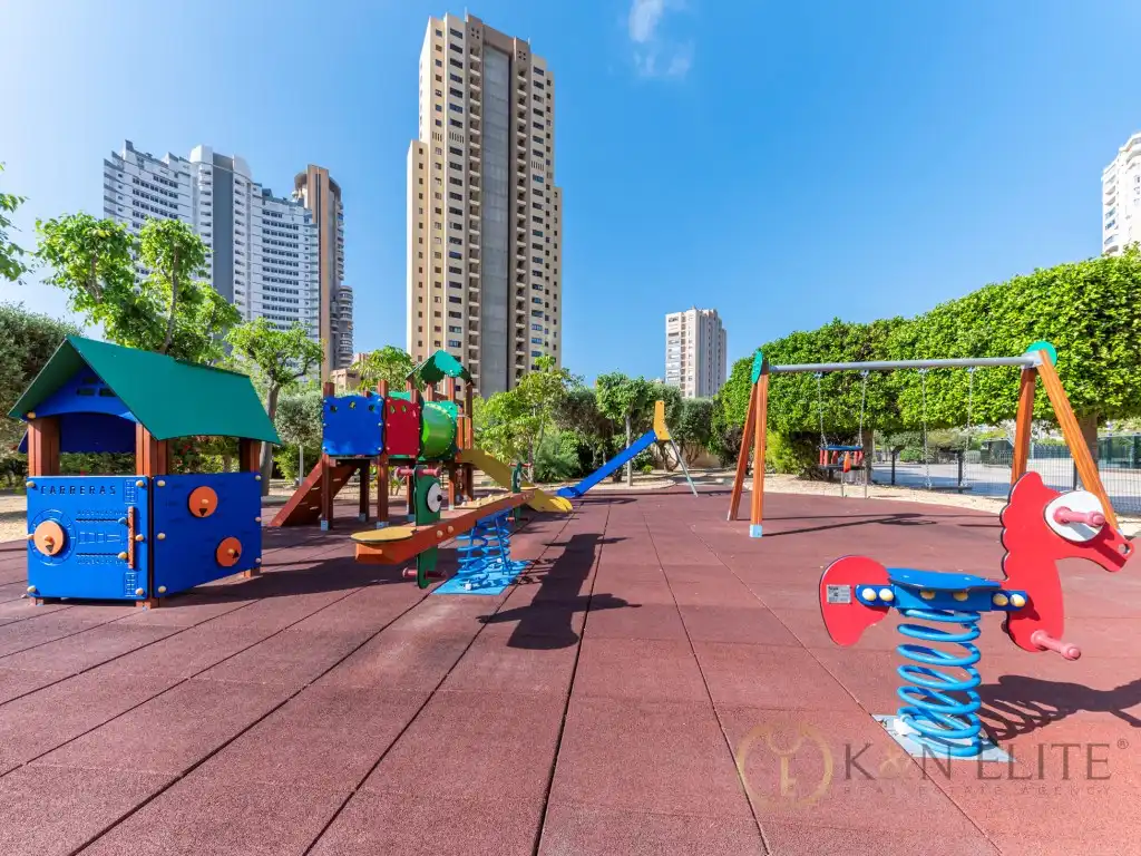 Vista exterior de Ático de alquiler en Benidorm con Aire acondicionado, Jardín privado y Piscina