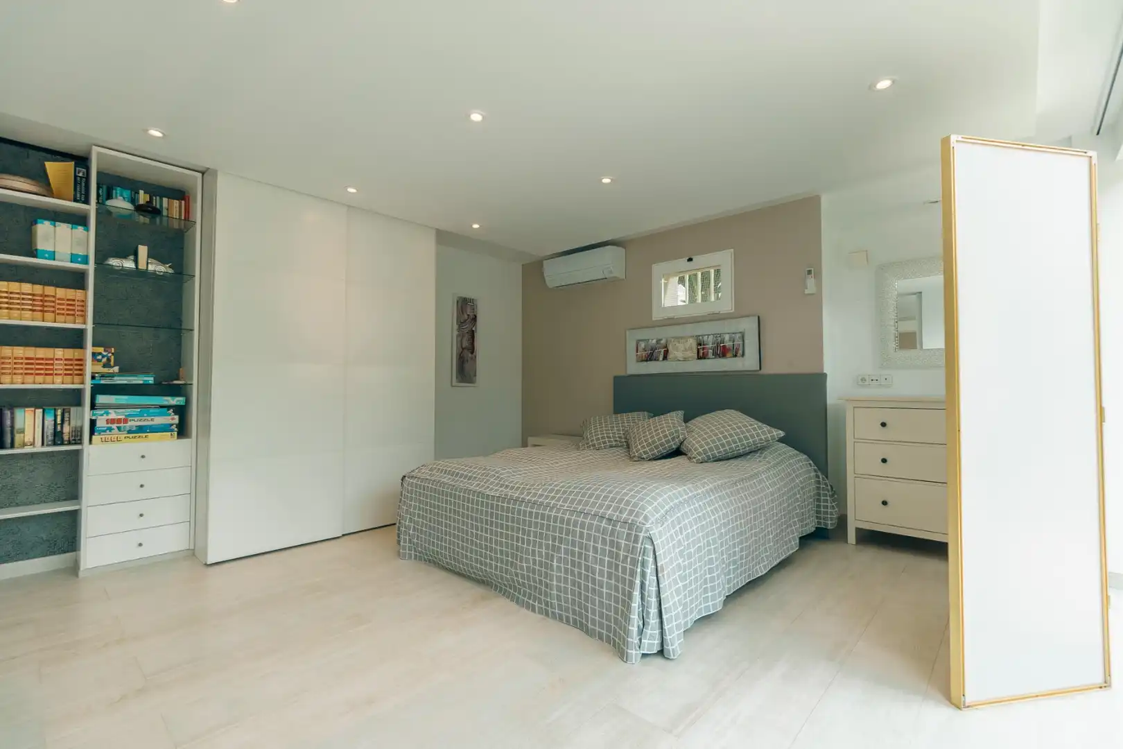 Habitación de Casa o chalet en venta en L'Alfàs del Pi con Terraza y Piscina