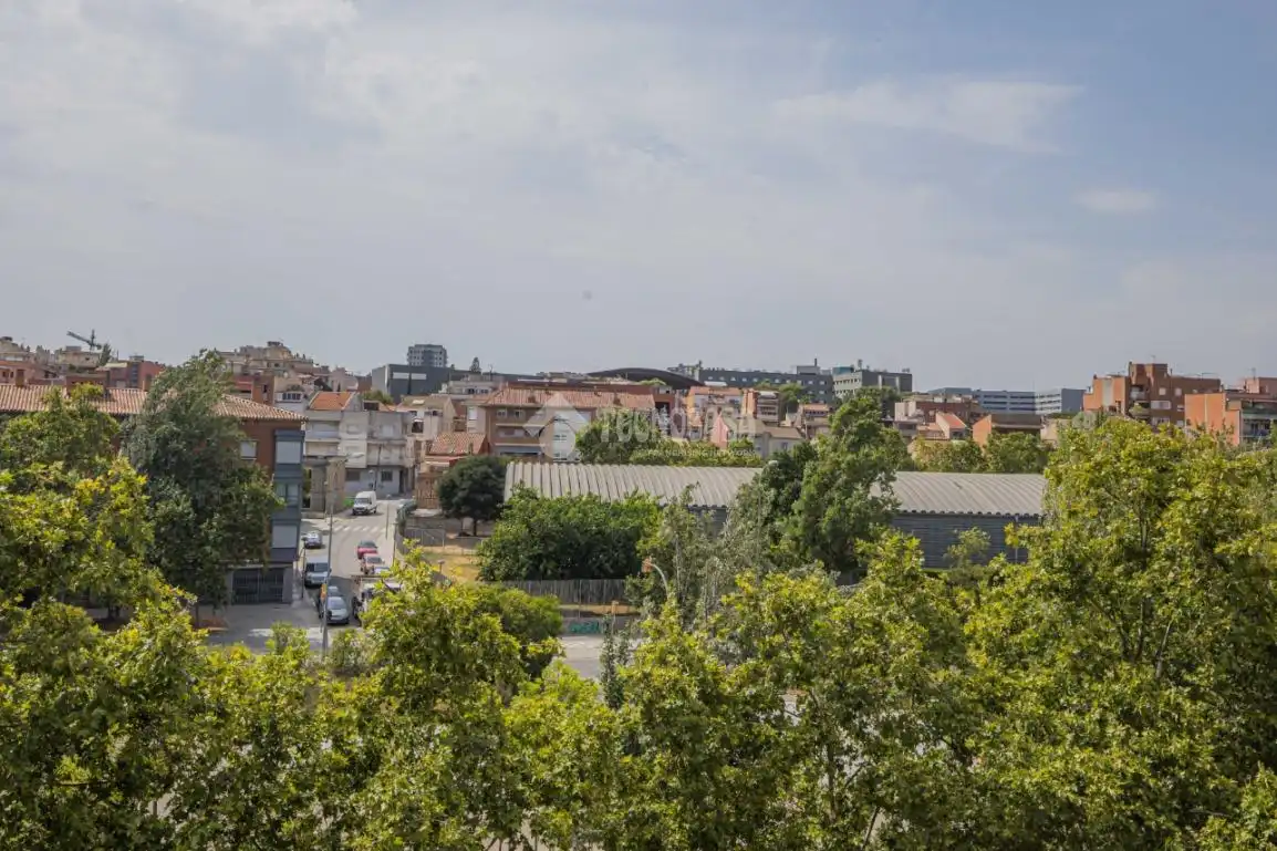 Vista exterior de Pis en venda en Montcada i Reixac amb Terrassa i Balcó