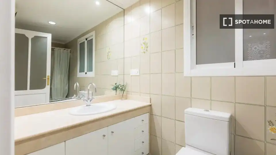 Baño de Piso de alquiler en Valencia con Aire acondicionado, Calefacción y Amueblado