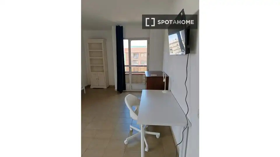 Bedroom of Flat for share in Almería  with Air Conditioner, Heating and Furnished