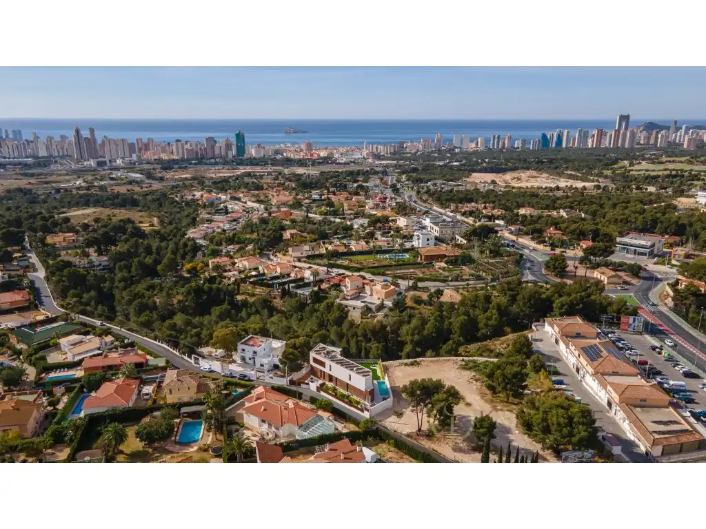 Vista exterior de Casa o xalet en venda en Benidorm amb Aire condicionat, Terrassa i Piscina