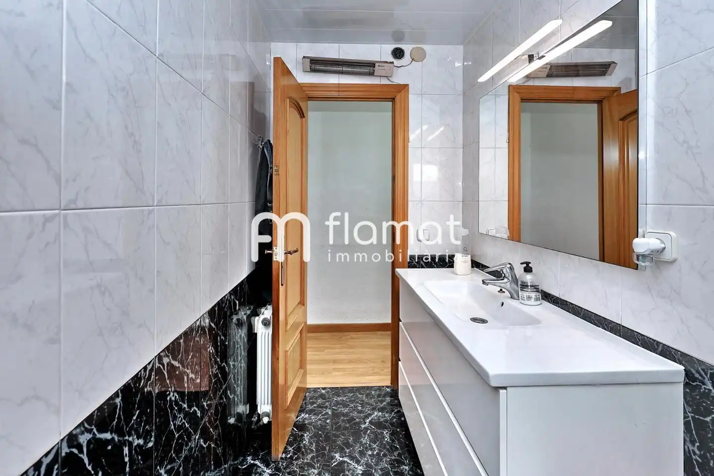 Bathroom of Flat for sale in Santa Coloma de Gramenet  with Air Conditioner, Furnished and Balcony