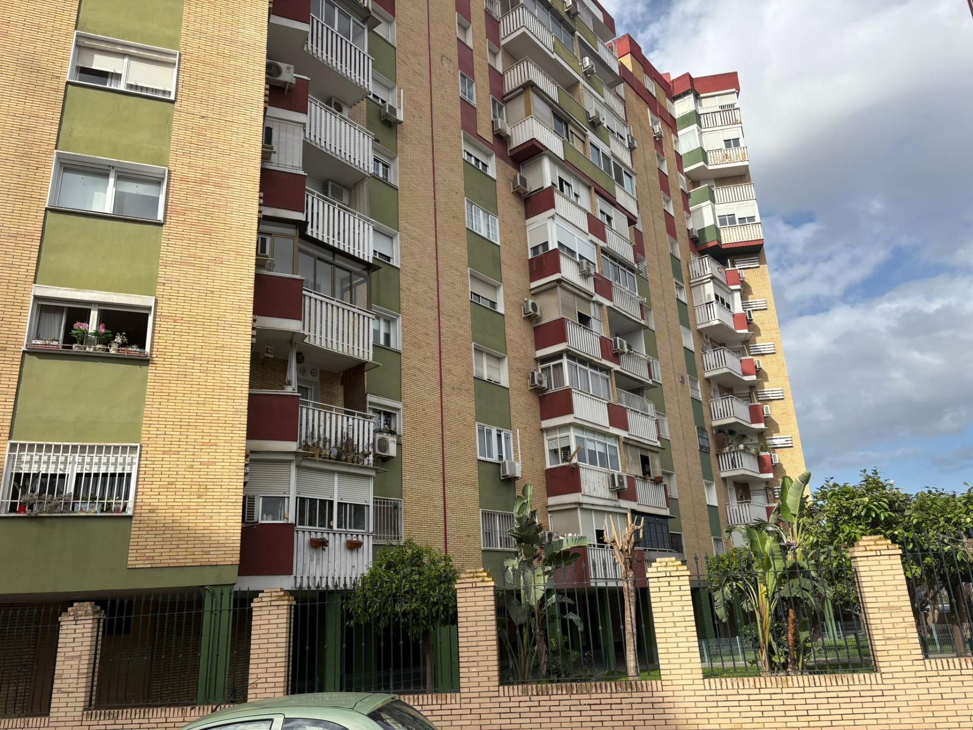 Vista exterior de Piso en venta en  Sevilla Capital con Terraza