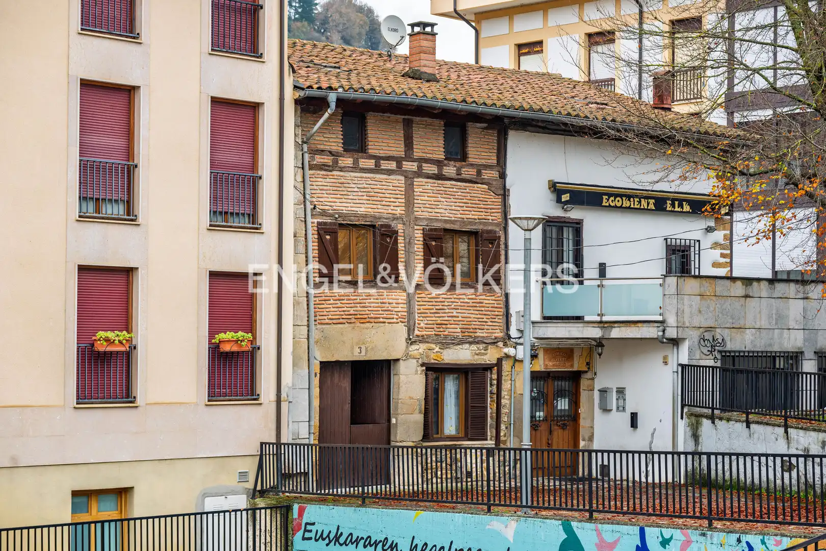 Vista exterior de Casa adosada en venta en Eskoriatza con Calefacción y Terraza