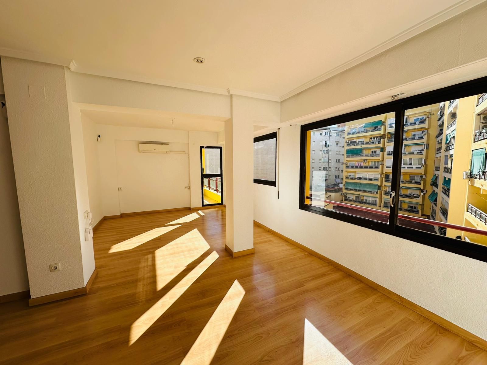 Dormitori de Pis en venda en  Valencia Capital amb Aire condicionat, Parquet i Balcó