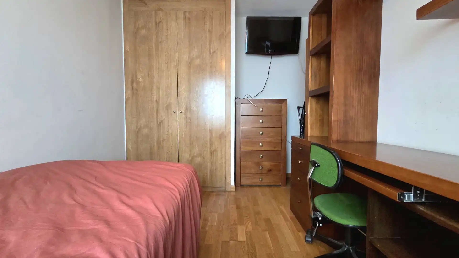 Schlafzimmer von Dachboden zum Verkauf in Fuenlabrada mit Klimaanlage, Heizung und Privatgarten