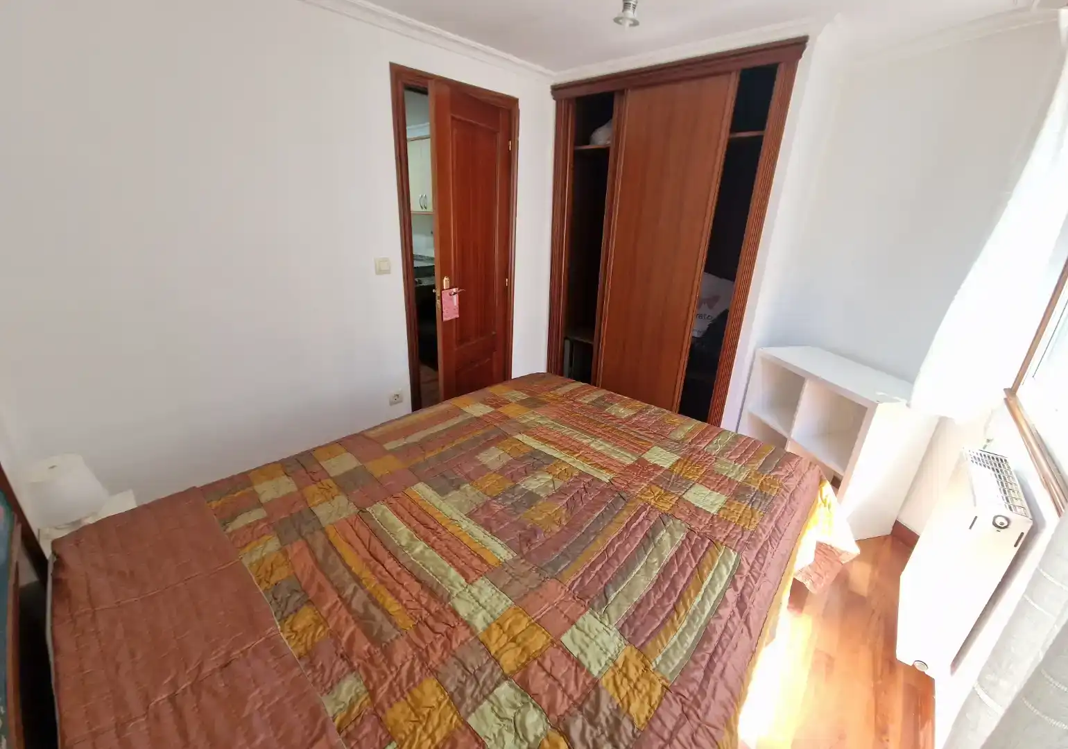 Schlafzimmer von Wohnung zur Miete in Vigo  mit Parkett, Möbliert und Ofen