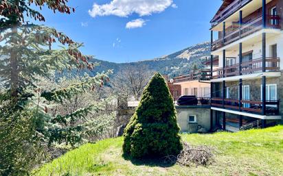 Vista exterior de Pis en venda en Alp amb Terrassa i Balcó